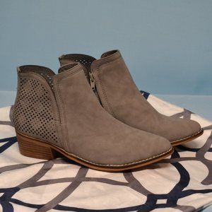 Madden Girl 6 gray suede ankle heal boot